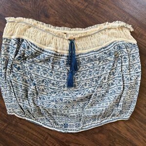 Free People Embroidered Crop Tube Tea / Navy Combo L
Blue and Cream Patterned